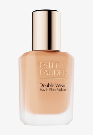 Maquillage Estee Lauder Double Wear Stay-in-Place dans un flacon en verre transparent à la forme angulaire. Doté d'un bouchon doré et d'un texte imprimé élégant.
