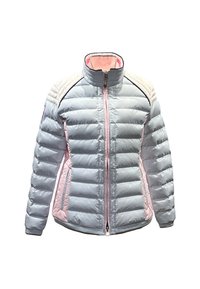 Helle blaue Daunenjacke mit hohem Kragen, rosa Akzenten und gestepptem Design. Mit Reißverschluss vorderseitig und seitlichen Taschen. Weiche Textur.