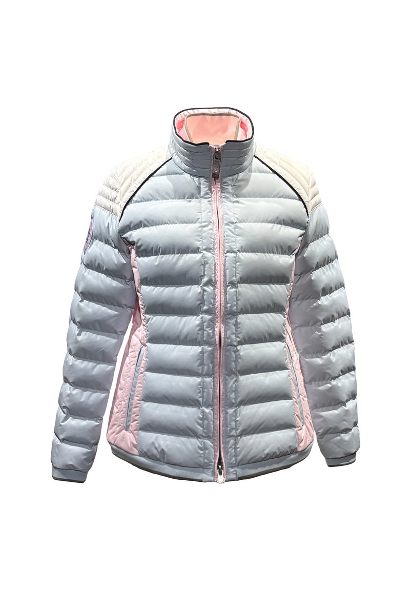 Helle blaue Daunenjacke mit hohem Kragen, rosa Akzenten und gestepptem Design. Mit Reißverschluss vorderseitig und seitlichen Taschen. Weiche Textur.