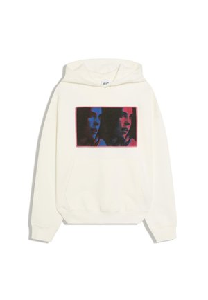 Bílá mikina s kapucí, s kapsou na přední straně a grafikou ženské tváře v červeném a modrém osvětlení, zobrazena dvakrát vedle sebe.