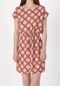 Robe à manches courtes, longueur genoux en terracotta avec un motif floral crème, dotée d'une taille à cordon et d'une coupe décontractée. Texture de tissu lisse.