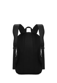 Zaino in rete nera caratterizzato da spallacci imbottiti, una forma strutturata e tasche laterali con chiusure a zip. Superficie testurizzata per una migliore presa.