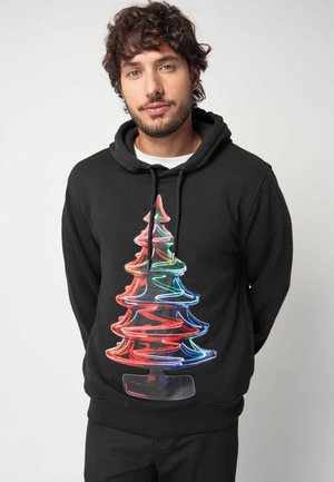 Zwarte hoodie met een kleurrijk neon boomontwerp. De boom heeft gelaagde, wervelende lijnen in rood, groen, blauw en geel tegen de donkere stof.