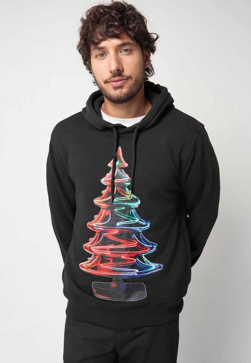 Sudadera negra con un diseño de árbol de neón colorido. El árbol presenta líneas en capas y en espiral en rojo, verde, azul y amarillo sobre la tela oscura.