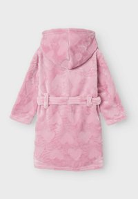 Pink fleece morgenkåbe med hætte, med et hjerte mønster og bælte. Blød tekstur, lange ærmer og glat finish.