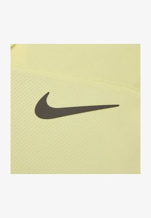 Nike spordisärk heledas kollases, millel on must swoosh-logo. Kangas on tekstuurse, hingava pindalaga. Nähtavad on minimaalsete õmblustega.