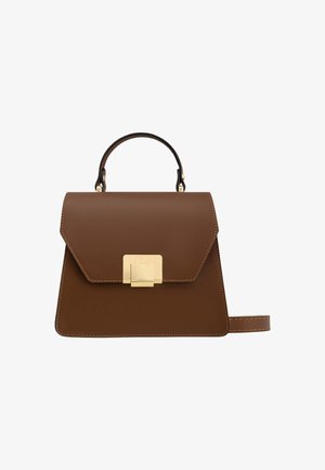 Bolso de mano de piel marrón con un diseño estructurado, tapa frontal plana, cierre en tono dorado y un asa superior. Incluye una correa de hombro desmontable.