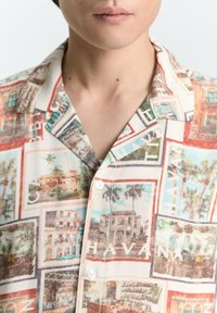 Kurzarmhemd mit einer Collage aus Vintage-Illustrationen in Pastellfarben, mit einem Button-down-Kragen und leichtem, glattem Stoff.