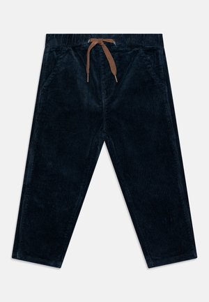 Mørkeblå manchesterbukser til børn med elastisk talje og brun snor, forlommer, lige ben.