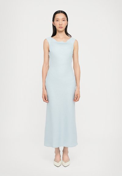 Abito senza maniche di colore azzurro chiaro con scollatura a giro e silhouette aderente, realizzato in un tessuto testurizzato che arriva fino alle caviglie.