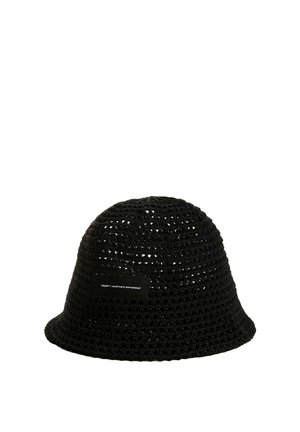 Sombrero tipo bucket negro tejido a crochet con una pequeña etiqueta que dice «mod wave movement» en un lado.