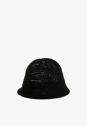 Sombrero tipo bucket negro tejido a crochet con una pequeña etiqueta que dice «mod wave movement» en un lado.