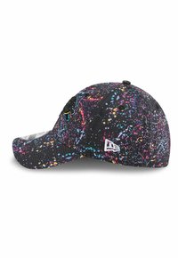 Schwarze Kappe mit einem lebhaften Spritzmuster in Blau, Pink und Gelb. Besticktes Logo auf der Vorderseite und ein strukturierter Schirm.
