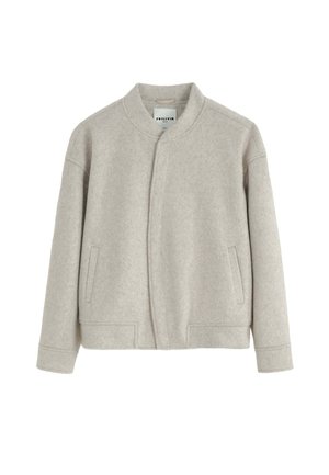 Veste en laine grise avec un col rond, poches avant et un design minimaliste. Texture douce avec une coupe légèrement structurée.
