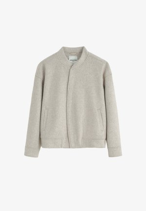 Veste en laine grise avec un col rond, poches avant et un design minimaliste. Texture douce avec une coupe légèrement structurée.