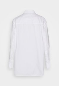 Vit långärmad skjorta med klassisk krage, knäppta ärmslut och rak fåll. Tillverkad av ett slätt tyg, har den en enkel design.