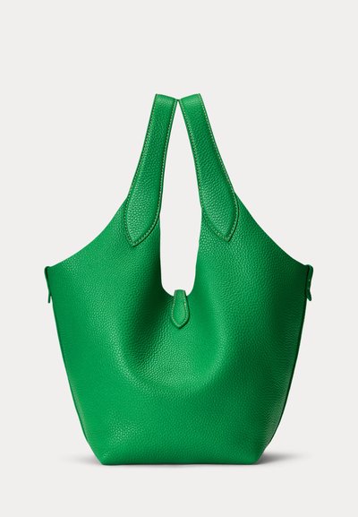 Gaiši zaļa teksturēta ādas soma ar platām rokturiem un centrālu aizdari, attēlota uz vienkārša fona.