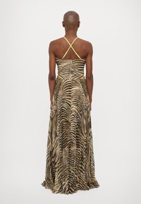 Abito maxi con corpino aderente e gonna fluida, caratterizzato da una stampa zebraprint in tonalità di beige e nero, con spalline incrociate in giallo fluo.
