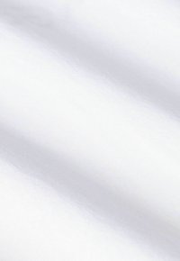Tissu en satin blanc affichant une texture lisse et brillante avec un léger éclat et des lignes diagonales, disposées en douces vagues.