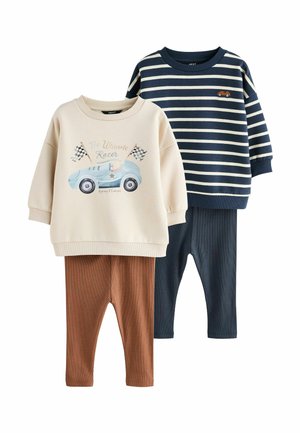 Két gyermekruha szett: egy krém színű pulóver kék versenyautó mintával, egy sötétkék csíkos pulóver és barna bordázott leggings.