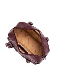 Bordowa skórzana torebka na zamek błyskawiczny z regulowanymi paskami. Wnętrze ma beżową podszewkę z powtarzającym się logo marki w stonowanych kolorach.