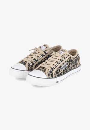 Een paar lage sneakers met beige leopardprint canvas, beige veters, witte rubberen neuskapjes en witte zolen met zwarte rand.