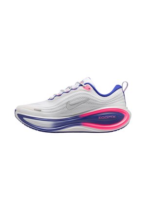 Weißer Nike Laufschuh mit blauen und pinken Akzenten, silbernem Swoosh-Logo und einer dicken, gedämpften Sohle mit der Bezeichnung ZoomX, Seitenansicht auf weißem Hintergrund.
