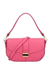 Sac à main en cuir rose avec une fermeture rectangulaire en or, une poignée courte et une bandoulière amovible sur fond blanc.