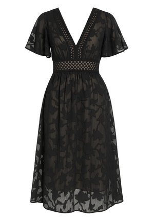 Czarna sukienka z dekoltem w kształcie litery V i falbaniastymi rękawami, wykonana z przezroczystego materiału w kwiatowe wzory, z teksturowanym paskiem w talii.