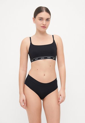 Zwarte bralette en hoge taille slipjes van gladde stof, met een gebrandmerkt bandje op de taille. Eenvoudig ontwerp met verstelbare banden.