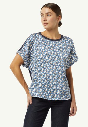 Korte mouw top in een geometrisch blauw- en witpatroon, met een ronde marineblauwe halslijn en zijpanelen; lichtgewicht stof, relaxte pasvorm.