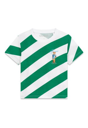 T-shirt a maniche corte a righe diagonali bianche e verdi con una piccola grafica di un orso vestito sul petto.