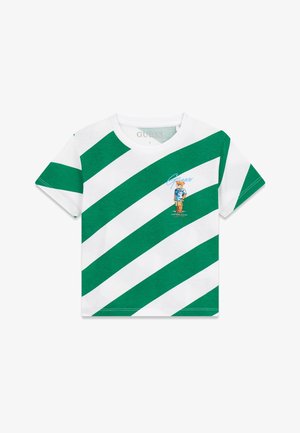 T-shirt à manches courtes rayé diagonal blanc et vert avec un petit dessin d'un ours vêtu sur la poitrine.