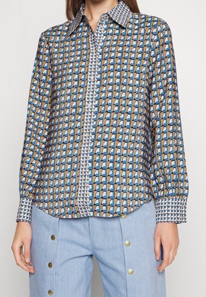 Langärmliges Hemd mit Button-Down-Kragen im mehrfarbigen geometrischen Muster mit einer Farbpalette aus Blau, Braun und Weiß; verfügt über gemusterte Kragen und Manschetten.