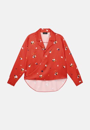 Bluză roșie cu guler, mâneci lungi și un design cu înfășurare. Prezintă modele florale colorate, țesătură netedă și un tiv curbat.