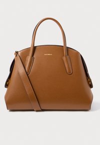 Borsa a tracolla in pelle marrone con due manici e una tracolla removibile, con logo dorato "COCCINELLE" sulla parte anteriore.