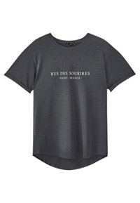 Graues T-Shirt mit kurzen Ärmeln und Rundhalsausschnitt, mit weißem Text: "RUE DES SOURIRES - PARIS, FRANKREICH" auf der Vorderseite. Glatte Oberfläche.