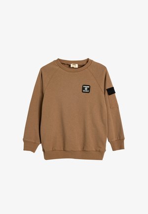 Bruine sweatshirt met een ronde halslijn, ribbels aan de manchetten en onderkant. Bevat een zwart patch met tekst op de borst en een zwart accent op de mouw.
