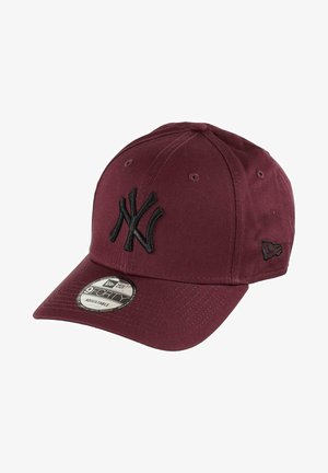 Maroon baseball cap made of fabric, featuring a black embroidered logo, structured shape, adjustable strap, and a round branded tag.