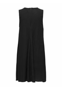 Vestido negro sin mangas con una silueta simple, hecho de una tela suave, con un cierre de cremallera en la parte posterior y una forma acampanada.
