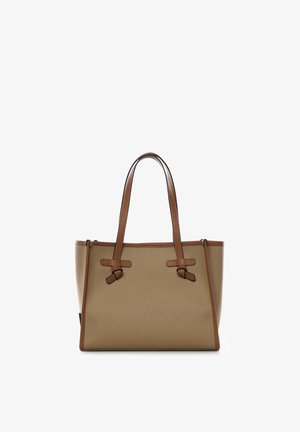 Borsa tote beige con inserti in pelle marrone, dotata di due manici e nodi decorativi. Texture liscia, forma rettangolare e design robusto.