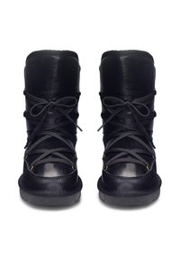 Mustad mustad musta nahast kingad, millel on kõrge vars, tekstuuriga aktsendid, tumedad paelad ja kummist tald. Eesvaade näitab paeltega disaini.