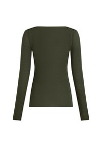 Langarmtop in donkergroene stof met een gladde textuur en een vierkante halslijn, met een getailleerde pasvorm en minimale details.