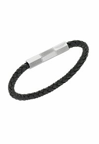 Bracelet en cuir au design tressé noir, avec une fermeture en argent à surface texturée et un logo gravé en accent.