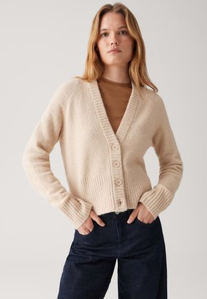 Cardigan en mélange de laine beige avec un décolleté en V profond, des poignets et un ourlet côtelés, doté de cinq boutons à l'avant et d'une finition douce et texturée.