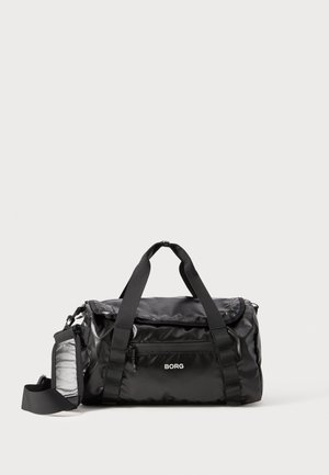 Schwarze Sporttasche aus glänzendem Nylon mit Doppeltaschen, einem verstellbaren Schulterriemen und einer vorderen Reißverschlusstasche mit Logodetail.