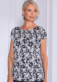Zwart-witte bloemenprint top met korte mouwen, geplooid ontwerp, ronde halslijn en lichte stof; geschikt voor casual wear.