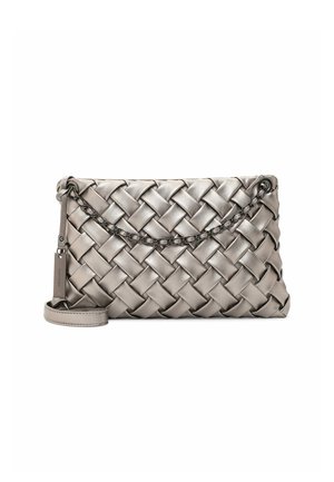 Pochette en cuir gris avec un motif tissé, dotée d'une courte chaîne en métal et d'une bandoulière en cuir amovible sur fond blanc.