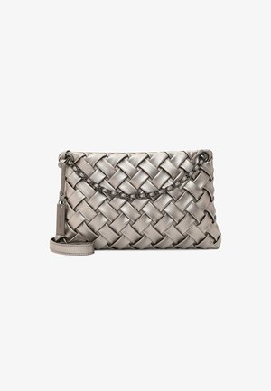 Pochette en cuir gris avec un motif tissé, dotée d'une courte chaîne en métal et d'une bandoulière en cuir amovible sur fond blanc.