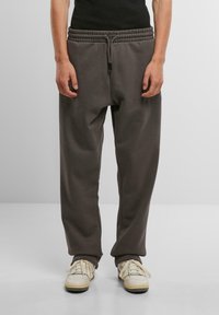 Grå sweatpants med en afslappet pasform, elastisk talje og snørrelukning. I bomuldsmateriale med glat tekstur og sidelommer.